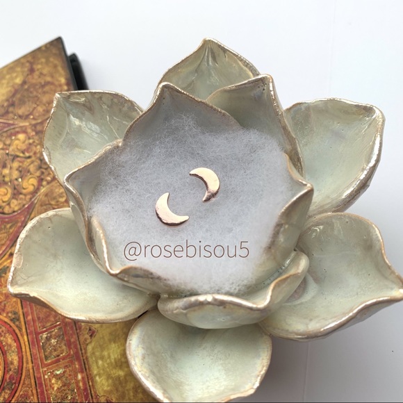 💋🆕Boho Rose Gold Cresent Stud Earrings - Picture 5 of 7